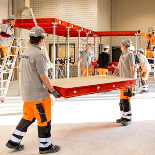 KASSECKER Azubis im Einsatz im Ausbildungszentrum Mitarbeitende von KASSECKER errichten ein Gerüst.